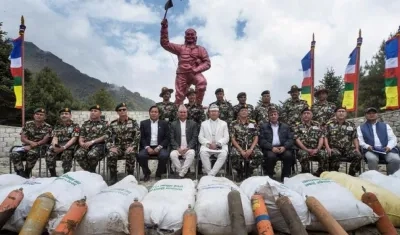 El ministro de Defensa nepalí, Ishwor Pokhrel (c), posa con oficiales del Ejército junto a bolsas residuales del monte Everest, este lunes en Katmandú (Nepal). 