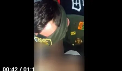 CAPTURA DEL VIDEO EN EL QUE UN HOMBRE USA PRENDAS DE LA POLICÍA NACIONAL MIENTRAS TIENE SEXO ORAL.