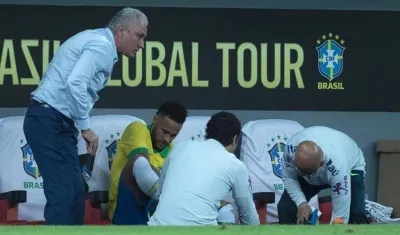 Neymar es atendido tras sufrir lesión ante Catar.