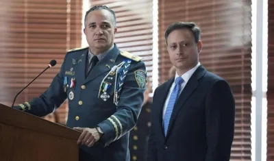 El director de la Policía Nacional Dominicana, Ney Aldrin Bautista Almonte (izq), y el procurador general de la República Dominicana, Jean Alain Rodríguez (derecha).
