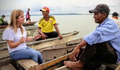 La candidata Elsa Noguera visita a los pescadores de Repelón.