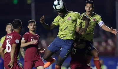 Duvan Zapata anota un gol durante el partido Colombia-Catar 