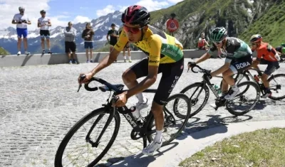 Egan Bernal, ciclista colombiano, ataca durante la Vuelta a Suiza. 