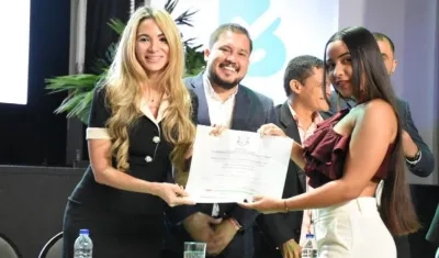 La alcaldesa encargada, Ana María Aljure entregando los certificados.