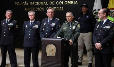 El general de la Policía Nacional de Colombia,Oscar Atehortua, habla este martes junto al director adjunto operativo de la Policía Nacional de España, José Angel Gonzalez, durante una rueda de prensa en Bogotá