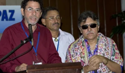 Pastor Alape y Jesús Santrich en una foto de archivo del proceso de paz.