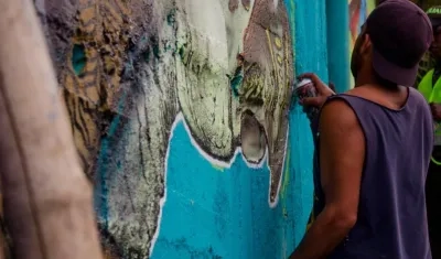 Kevin Ortiz, ‘Kenort’, interviniendo un mural.