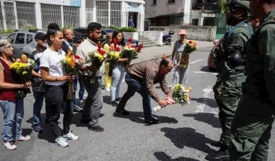Ofrenda floral a la entrada del Comando General de la Armada Bolivariana en homenaje al capitán venezolano, Rafael Acosta Arevalo, en Caracas (Venezuela).