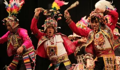 Grupo de danza boliviano.