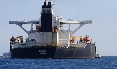 Vista desde Algeciras del petrolero iraní Grace 1. 