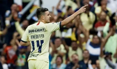 El jugador de América, el colombiano Nicolás Benedetti, celebra una anotación ante Morelia.
