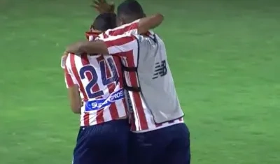 Víctor Cantillo celebrando el gol con Luis Narváez quien se encuentra en la banca.