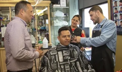 Los peluqueros de Nueva York ayudan a reconocer signos de problemas de salud mental y adicción en la comunidad latina.
