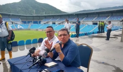 El Alcalde Rafael Martínez, en rueda de prensa este lunes en el estadio Sierra Nevada.