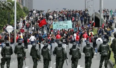 Agentes antidisturbios bloquean el paso a manifestantes que participan en la jornada de protestas parte del Paro Nacional en Bogotá.