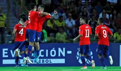 El chileno Anelo Araos celebra con sus compañeros el gol marcado a Venezuela.