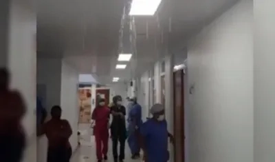 El agua saliendo por los lados de las lámparas de los pasillos del hospital. 