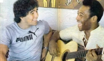 Diego Maradona y Pelé comparten con una guitarra. 