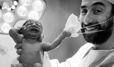 El doctor Samer Cheaib sostiene a un recién nacido. 