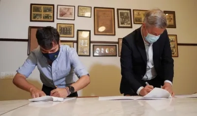 El alcalde Jaime Pumarejo y el embajador de Dinamarca, Erik Høeg, firman el acuerdo de entendimiento.