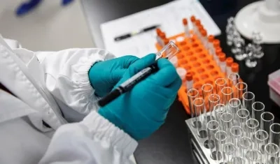 Oxford anuncia que seguirá con pruebas de su vacuna