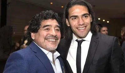 Diego Armando Maradona con Radamel Falcao García.
