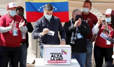 El líder opositor venezolano Leopoldo López participó este sábado en Bogotá en la consulta promovida por Juan Guaidó en rechazo a las pasadas elecciones legislativas.