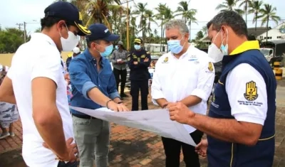 El Presidente Iván Duque y el Ministro Jonathan Malagón, revisando planos del proyecto.