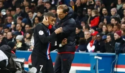 Espectadores registraron el choque de este sábado entre el entrenador del PSG, Thomas Tuchel, y la estrella del club parisino Kylian Mbappé.