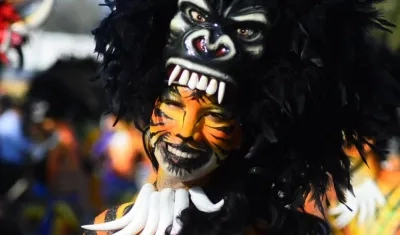 Integrante del grupo Selva Africana en desfile del Carnaval del Atlántico.