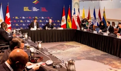 Los ministros de Asuntos Exteriores de Perú, Gustavo Meza-Cuadra (), y de Canadá, Francois-Philippe Champagne (d), durante la apertura de la reunión ministerial del Grupo de Lima este jueves en Ottawa (Canadá).