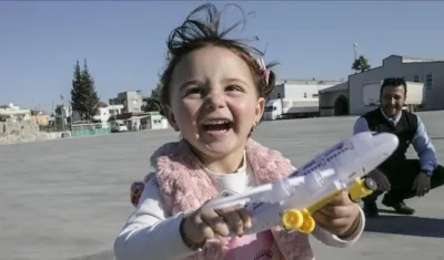 La pequeña Salva jugando en Turquía preparada para una nueva vida con su padre.