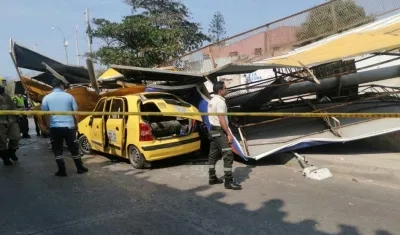 El taxista murió dentro del vehículo tras caerle la pesada valla.