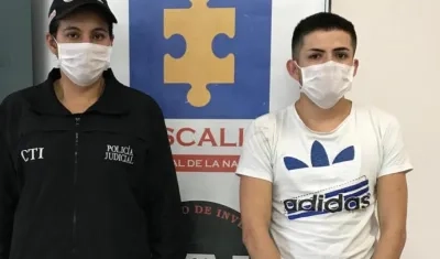Javier Alexander Benítez Méndez, derecha, atacó a un miembro de la comunidad LGBTI en Bogotá.