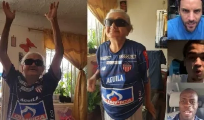 La abuelita Roquelina feliz con los detalles de los jugadores del Junior.