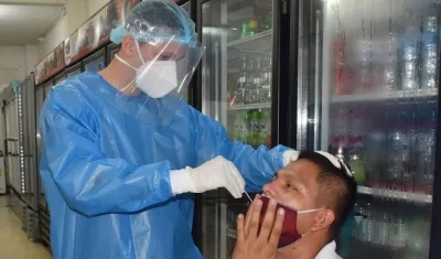 Personal médico realizando prueba.