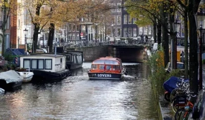 Vista de uno de los canales que recorren Amsterdam, Holanda.