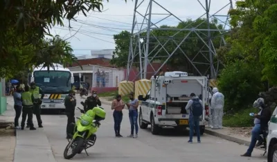La Policía frente a la vivienda donde fue encontrado muerto el venezolano.