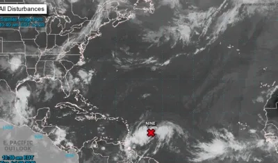 La cruz roja representa a la tormenta 9 en el Caribe.
