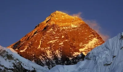 Everest (8.848 m) es la montaña más alta del mundo.