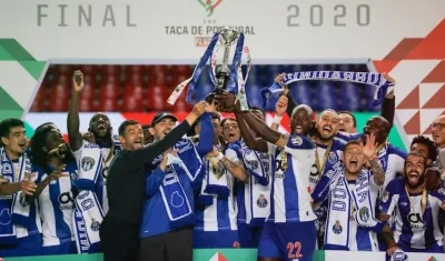 Jugadores de Oporto celebrando el título.