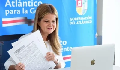 Gobernadora Elsa Noguera en la firma de los convenios.