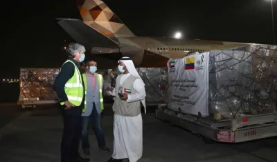 El Embajador Jaime Amín, despachando la nueva ayuda médica para Colombia.