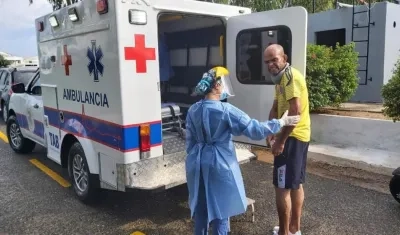Oswaldo Abello es atendido en una ambulancia.