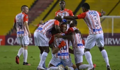 Sebastián Viera celebra su gol de tiro libre con sus compañeros. 