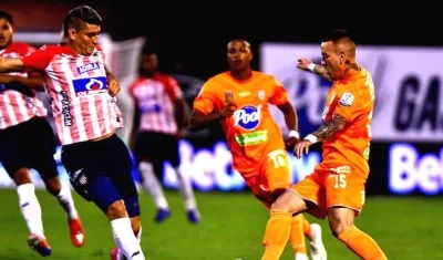 Michael Rangel enfrentando la marca de Santiago Jiménez, autor del gol del triunfo.