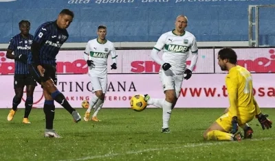 Luis Muriel anota un gol ante la mirada de Duván Zapata. 