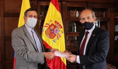 Marcos Gómez Martínez, derecha, presentó credenciales ante el el viceministro de Relaciones Exteriores, Francisco Echeverri.