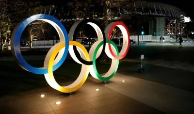 Anillos Olímpicos a las afueras del estadio olímpico de Tokio. 