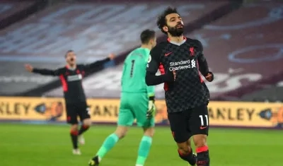 Mohamed Salah, delantero egipcio, celebra su primer gol. 
